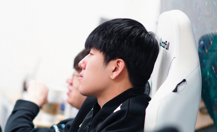 RNG险胜HKA，Gumayusi开启传奇时刻宿敌对决淘汰赛，留下经典瞬间的简单介绍