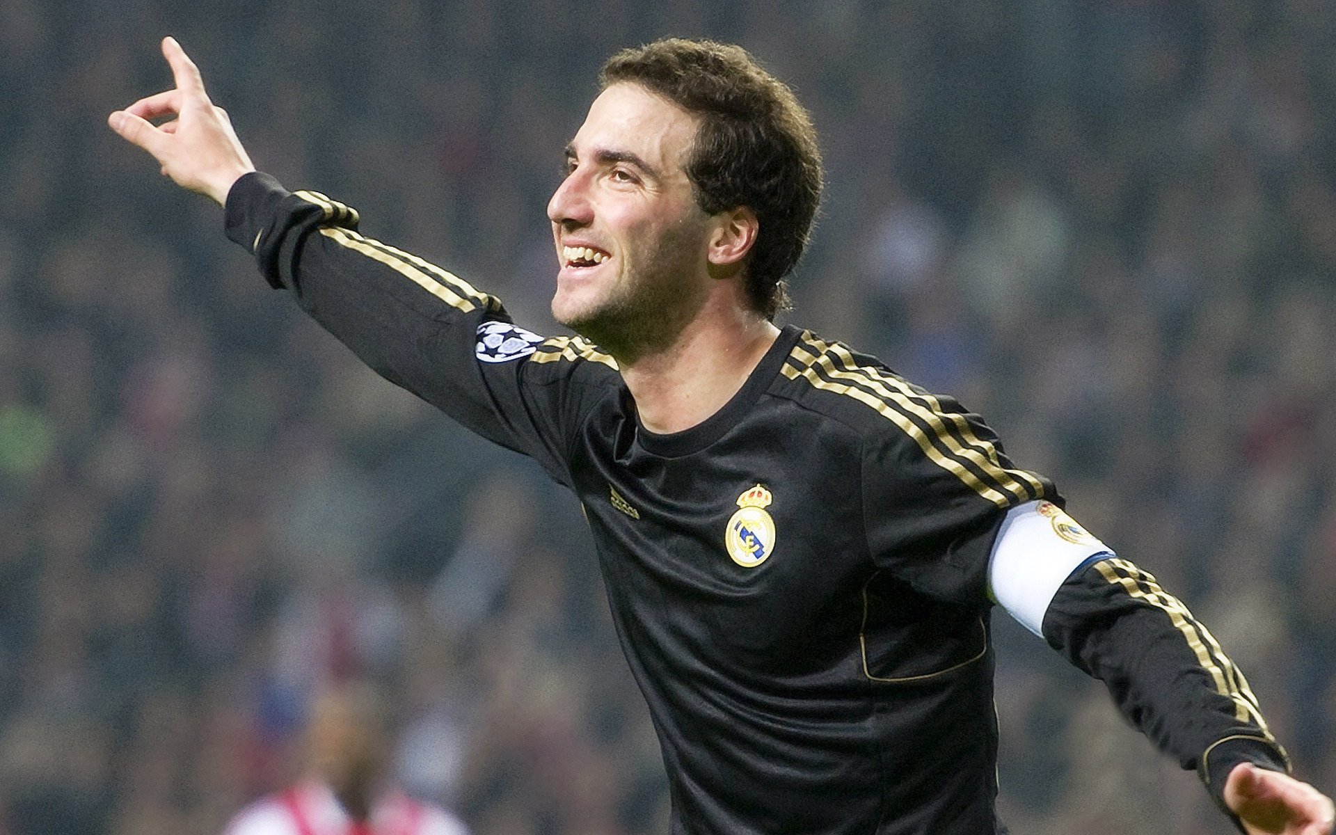 赛道与球场，拉文F1年度争冠之战与马刺击溃独行侠的双重奏