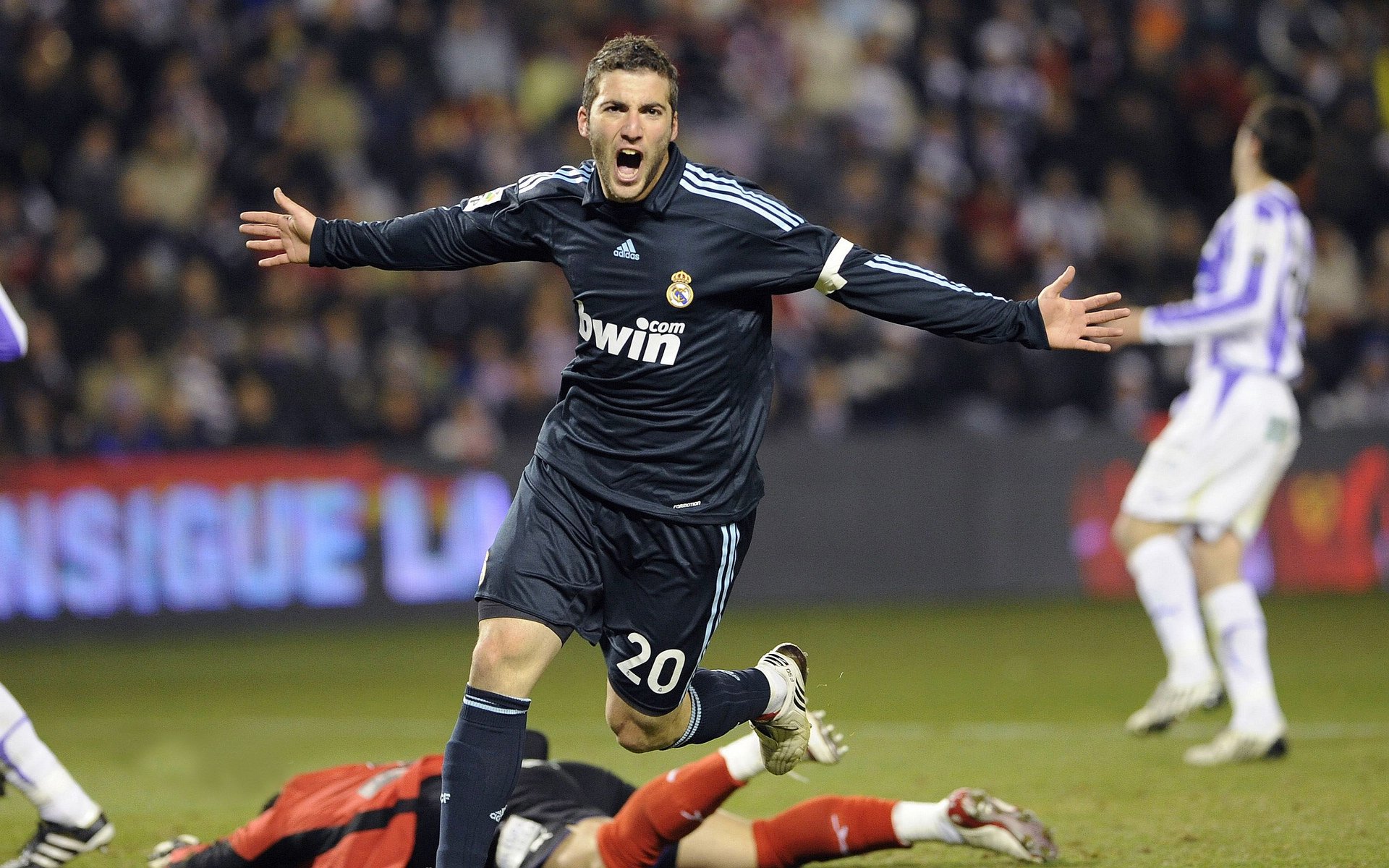 当东方铁骑轻取银黑军团，切特已在欧冠之巅写下未来